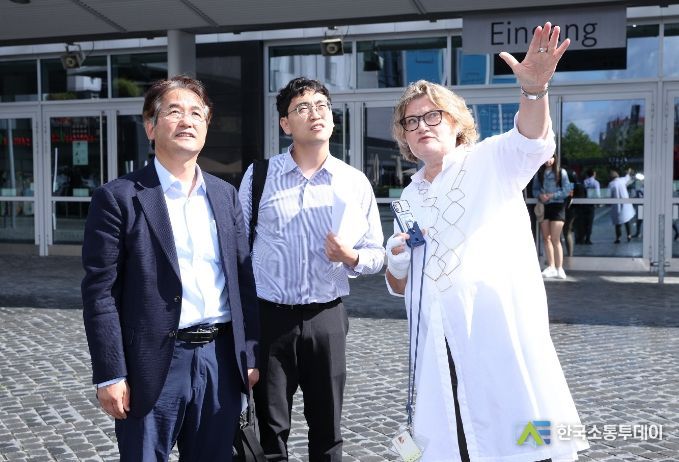 메르세데스-플라츠를 둘러보고 있는 이동환 고양특례시장