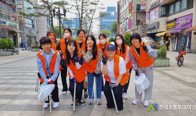 청년봉사단 플로깅 활동 중