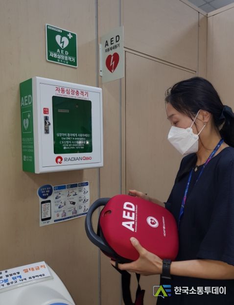 자동심장충격기(AED) 점검 장면