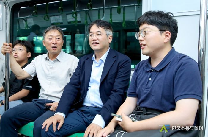 이동환 고양특례시장이 서해선 대곡~소사에서 승객들과 대화를 나누고 있다