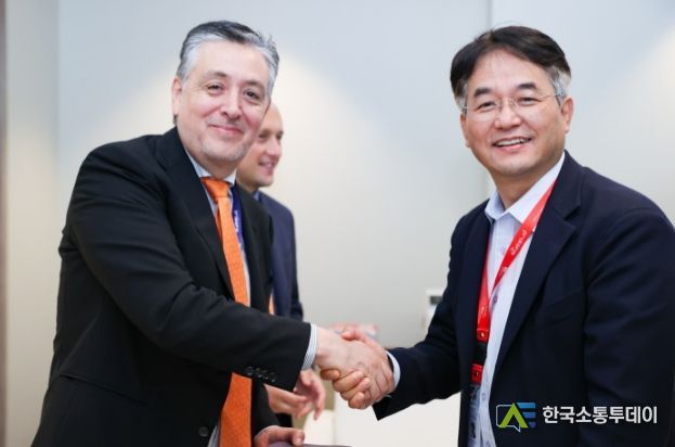 라울 코테라 유네스코 평생학습연구소(UIL) 정책본부장(좌), 이동환 고양특례시장(우)