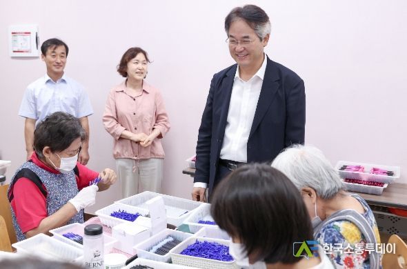 이동환 고양시장, 추석맞이 사회복지생활시설 방문 위문금 전달