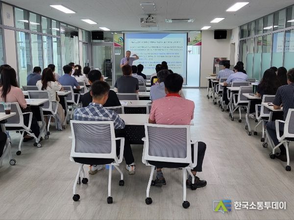 대전 대덕구는 19일 오정동 소공인 공동기반시설에서 지역 중소기업 관계자들을 ‘2023년 중대재해처벌법 관련 집체 교육’을 진행하고 있다.