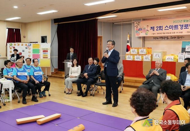 22일 제2회 어르신 온라인 윷놀이 대회가 개최된 가운데, 정용래 유성구청장이 인사말을 하고 있다.