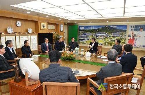 홍성구 김천시장 권한대행 도지사 찾아, 지역 현안사업 건의